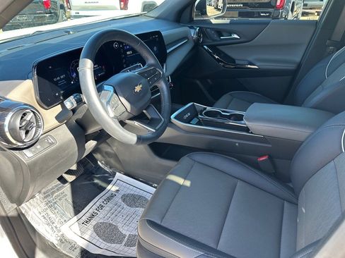 Used 2025 Chevrolet Equinox LT w/ Convenience Package II image 9