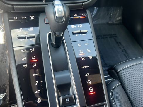 Certified 2024 Porsche Macan S AWD/4WD image 24