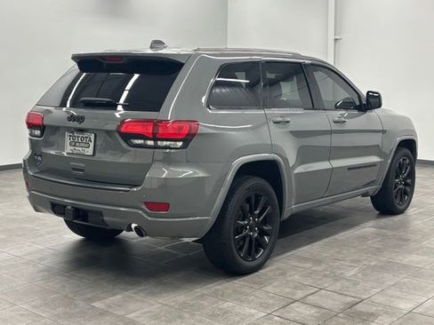 Used 2022 Jeep Grand Cherokee Laredo X AWD/4WD image 2