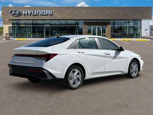 Certified 2025 Hyundai Elantra SE image 38