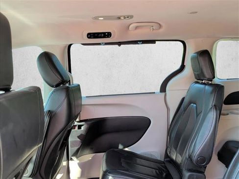 Used 2022 Chrysler Pacifica Touring-L FWD image 16