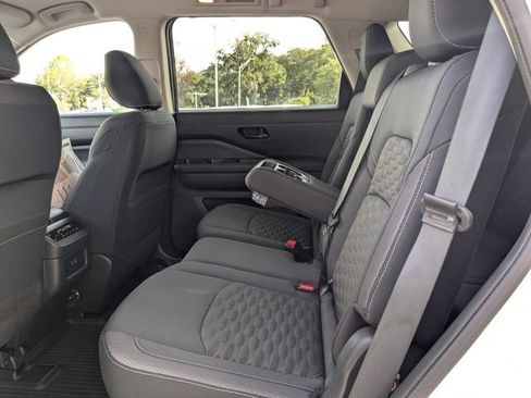 Used 2024 Nissan Pathfinder SV image 19