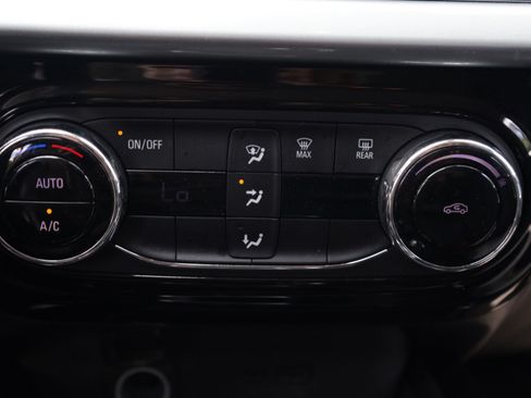 Used 2025 Chevrolet Trax LT FWD image 9