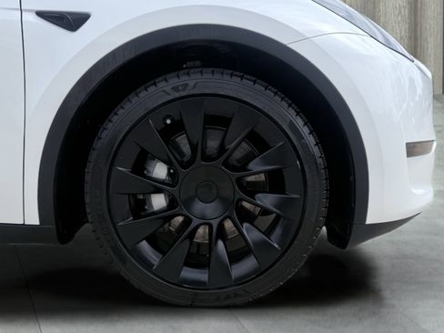 Used 2024 Tesla Model Y Long Range AWD/4WD image 13