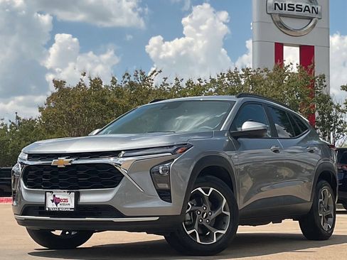 Used 2025 Chevrolet Trax LT FWD image 1