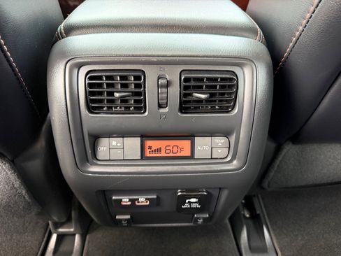 Used 2019 Nissan Pathfinder SL AWD/4WD image 27