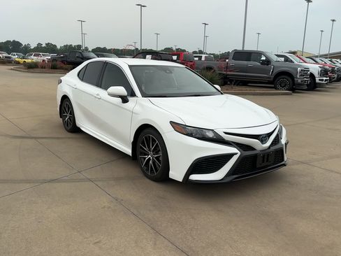Used 2023 Toyota Camry SE image 2