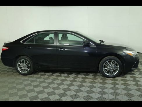 Used 2015 Toyota Camry SE image 5