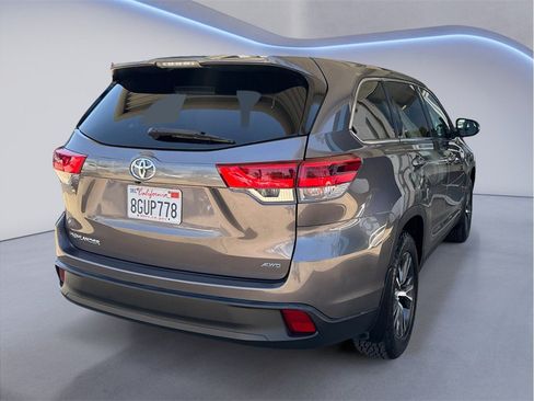 Used 2019 Toyota Highlander LE AWD/4WD image 6
