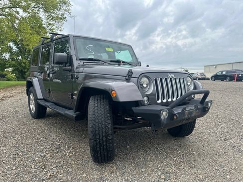 Used 2016 Jeep Wrangler Unlimited Sahara w/ Dual Top Group AWD/4WD image 13