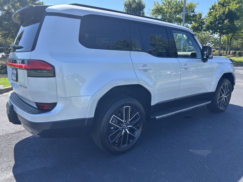 Used 2024 Lexus GX 550 w/ Cold Area Package AWD/4WD image 9