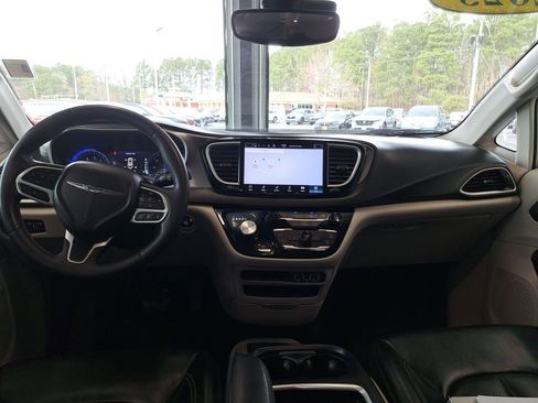 Used 2023 Chrysler Pacifica Touring-L FWD image 10