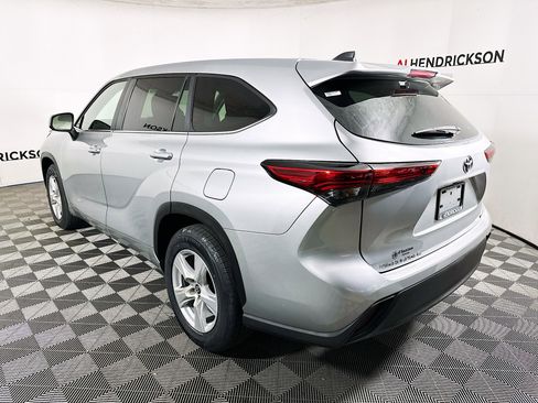 Used 2023 Toyota Highlander LE image 5