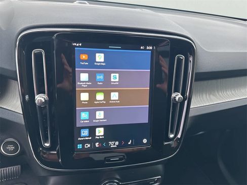 Used 2025 Volvo XC40 B5 Core image 21