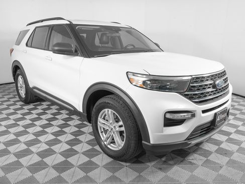 Used 2022 Ford Explorer XLT w/ Equipment Group 202A image 3