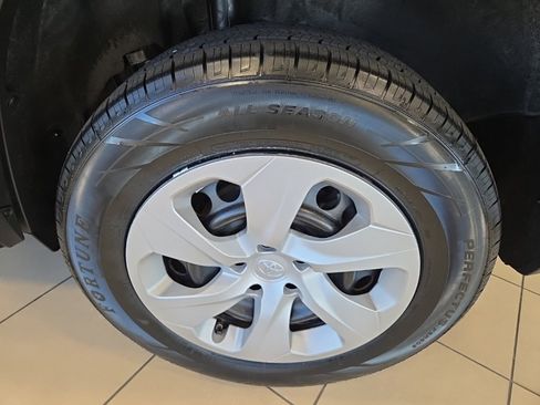 Used 2022 Toyota RAV4 LE image 10