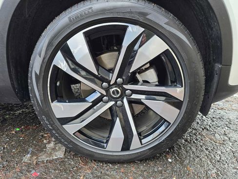 Certified 2024 Volvo XC40 B5 Ultimate w/ Climate Package image 17