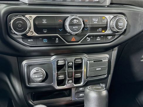 Used 2023 Jeep Wrangler Unlimited Sahara AWD/4WD image 19