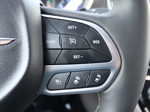 Used 2024 Chrysler Pacifica Limited FWD image 21