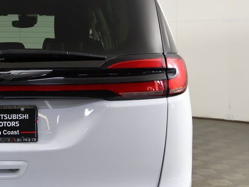 Used 2024 Chrysler Pacifica Touring-L FWD image 17