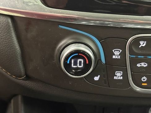 Used 2018 Chevrolet Traverse LT FWD image 28