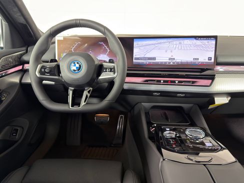 New 2026 BMW 550e xDrive image 4