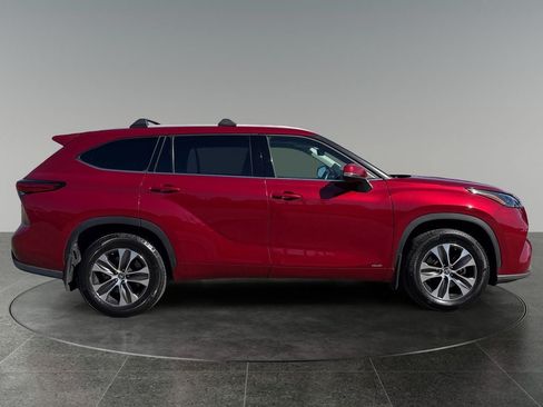 Used 2022 Toyota Highlander XLE AWD/4WD image 10