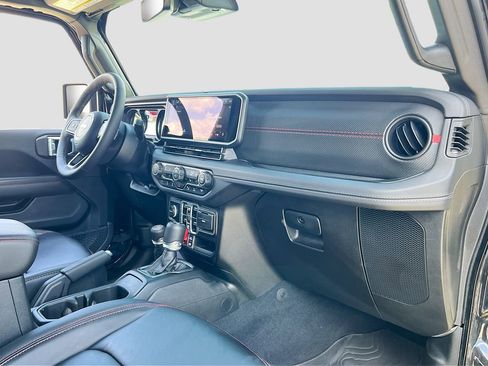 Used 2025 Jeep Wrangler Unlimited Rubicon image 28