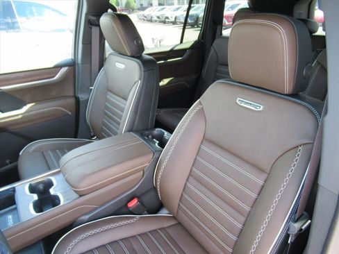 New 2026 GMC Acadia Denali Ultimate w/ LPO, Floor Liner Package FWD image 17