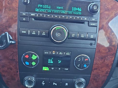 Used 2010 Chevrolet Suburban LT image 25