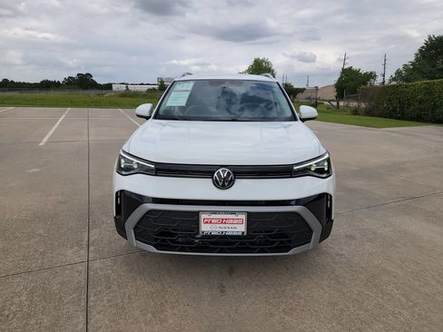 Used 2025 Volkswagen Taos SE FWD image 11