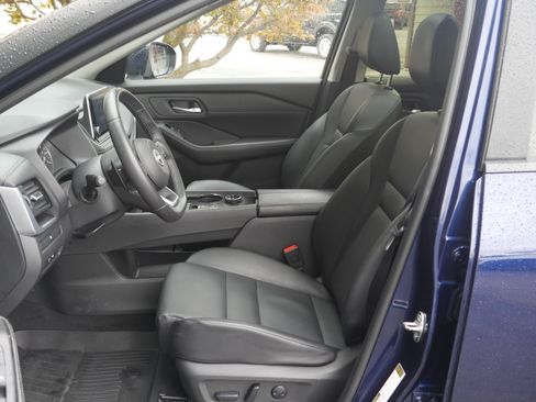 Certified 2024 Nissan Rogue SV w/ SV Premium Package AWD/4WD image 3