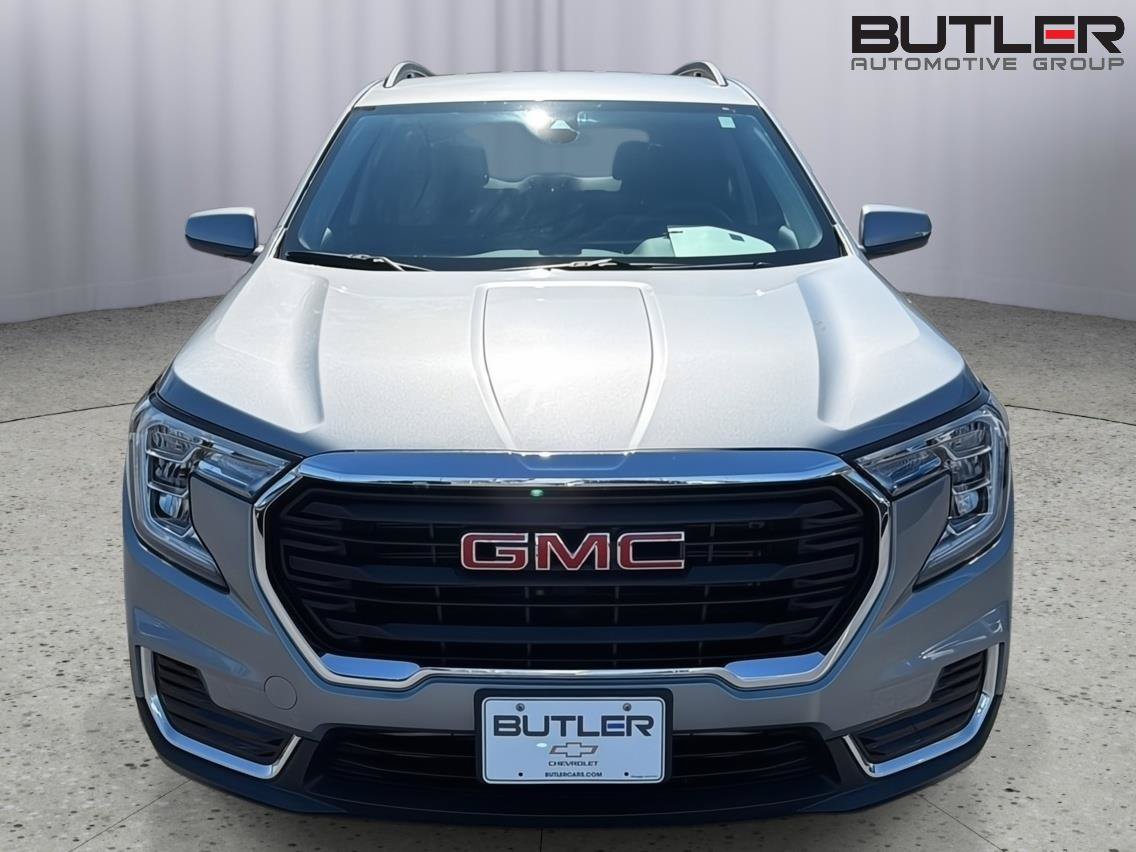 Used 2024 GMC Terrain SLE w/ Driver Convenience Package AWD/4WD image 9