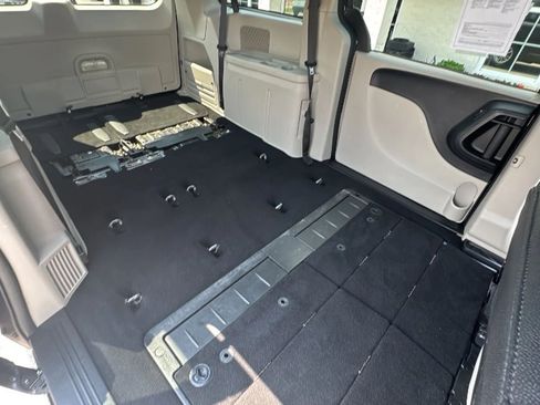 Used 2020 Dodge Grand Caravan SXT FWD image 28