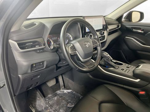 Used 2023 Toyota Highlander XLE image 9