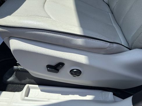 Used 2020 Chrysler Pacifica Limited FWD image 16