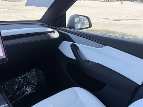 Used 2026 Tesla Model Y AWD image 59