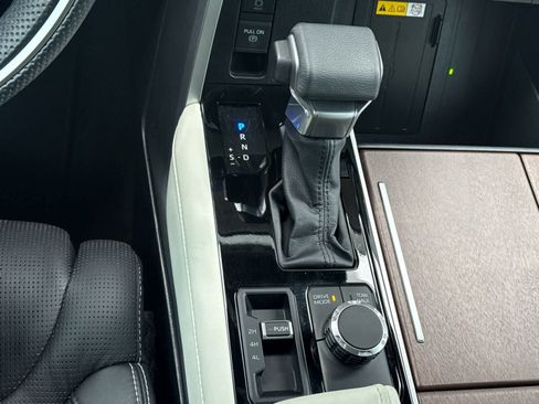Used 2023 Toyota Sequoia Capstone AWD/4WD image 22