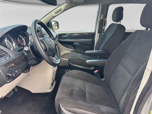 Used 2019 Dodge Grand Caravan SE w/ UConnect Hands-Free Group FWD image 10