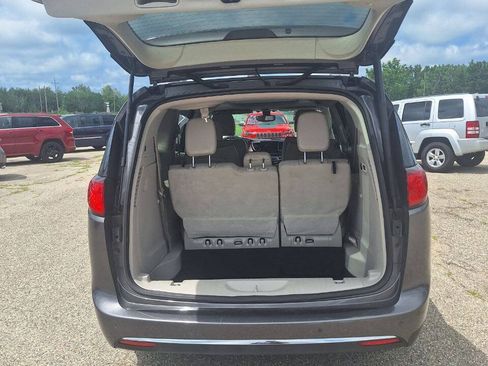 Used 2020 Chrysler Pacifica Limited FWD image 5