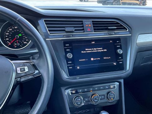 Used 2019 Volkswagen Tiguan SE w/ Panoramic Sunroof Package image 5