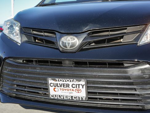 Used 2020 Toyota Sienna L image 6