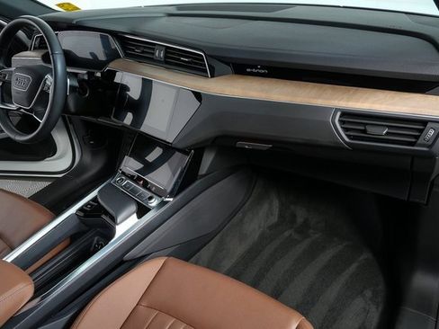 Used 2024 Audi Q8 e-tron Premium Plus image 23