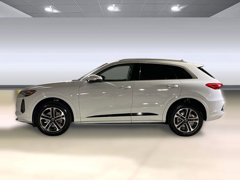 Certified 2025 Audi Q5 Premium w/ Convenience Package image 2