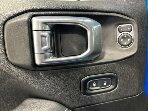 Used 2022 Jeep Wrangler Unlimited Sahara w/ Dual Top Group AWD/4WD image 21
