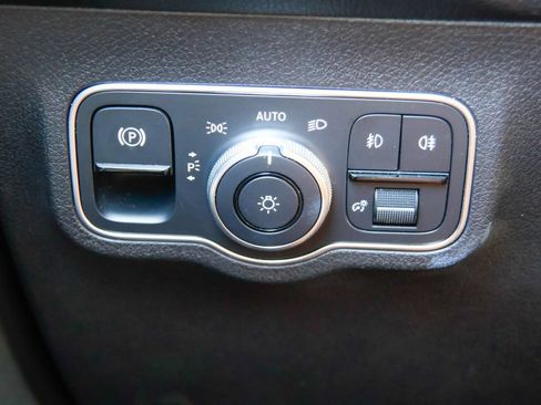 Used 2025 Mercedes-Benz GLB 250 4MATIC image 18