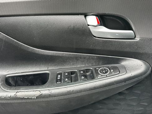 Used 2019 Hyundai Santa Fe SE image 10