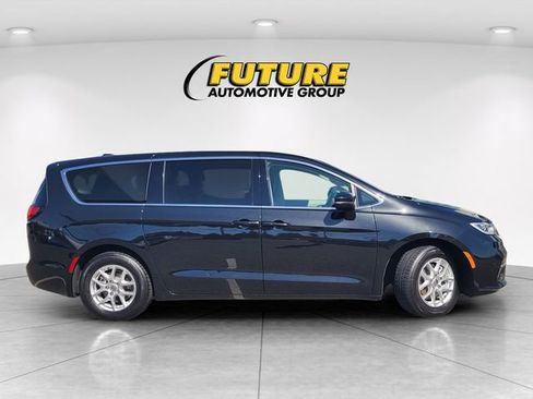 Used 2023 Chrysler Pacifica Touring-L FWD image 3