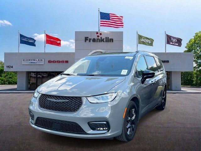 Certified 2025 Chrysler Pacifica Limited FWD image 1