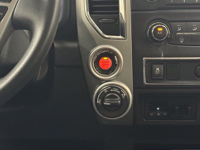 Used 2017 Nissan Titan SV AWD/4WD image 18